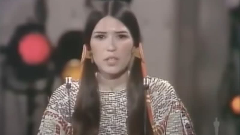 Sacheen Littlefeather discursando no lugar de Marlon Brando, no Oscar de 1973 - Reprodução/Vídeo/Oscar