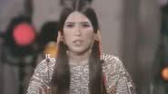 Sacheen Littlefeather discursando no lugar de Marlon Brando, no Oscar de 1973 - Reprodução/Vídeo/Oscar