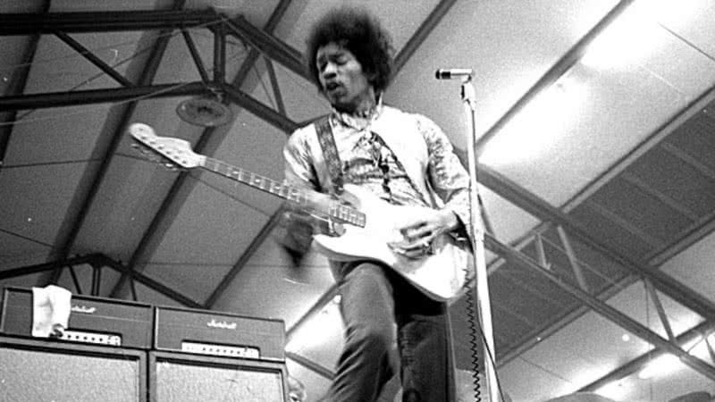 Jimi Hendrix, lendário guitarrista estadunidense - Domínio Público via Wikimedia Commons