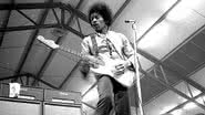 Jimi Hendrix, lendário guitarrista estadunidense - Domínio Público via Wikimedia Commons