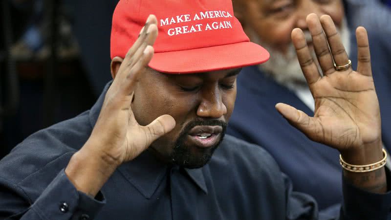 Kanye West utilizando boné com a frase 'Make America Great Again', slogan utilizado em campanha eleitoral de Donald Trump em 2016 - Getty Images