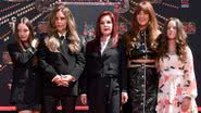 Fotografia de Lisa Marie Presley com a mãe, Priscilla, e suas três filhas, Riley, Harper e Finley - Getty Images