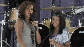 Whitney e Bobbi durante apresentação - Getty Images