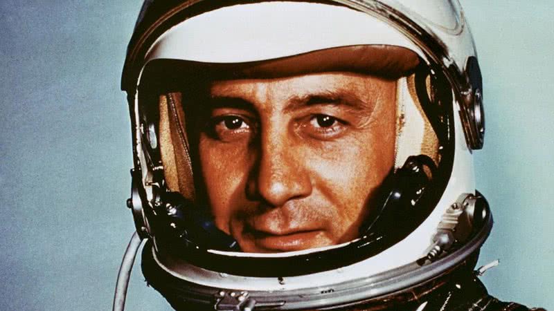 O astronauta Gus Grissom com traje espacial - Wikimedia Commons