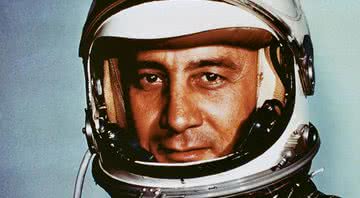 O astronauta Gus Grissom com traje espacial - Wikimedia Commons