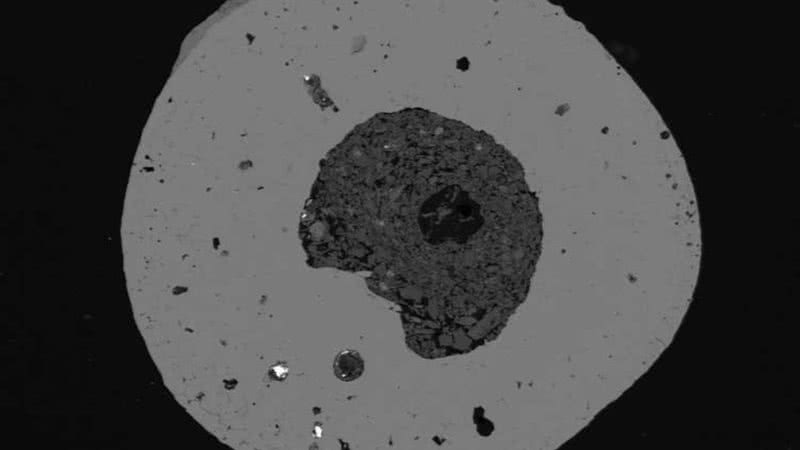 Esférula (esfera de pequeno tamanho) de óxido de ferro deixada pelo meteorito, também comum em outras crateras de impacto, contém um número grande de microdiamantes - Divulgação/Frank Brenker/Universidade Goethe de Frankfurt