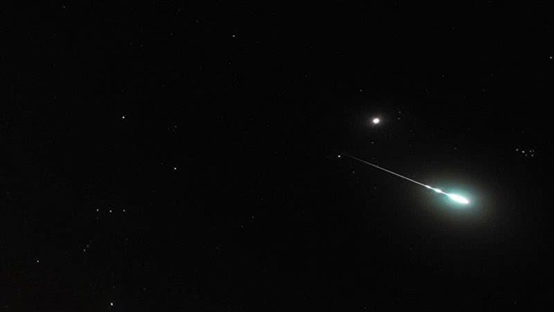 Fotografia de 2012 tirada durante chuva de meteoros Gemínidas - Foto por John Flannery pelo Wikimedia Commons