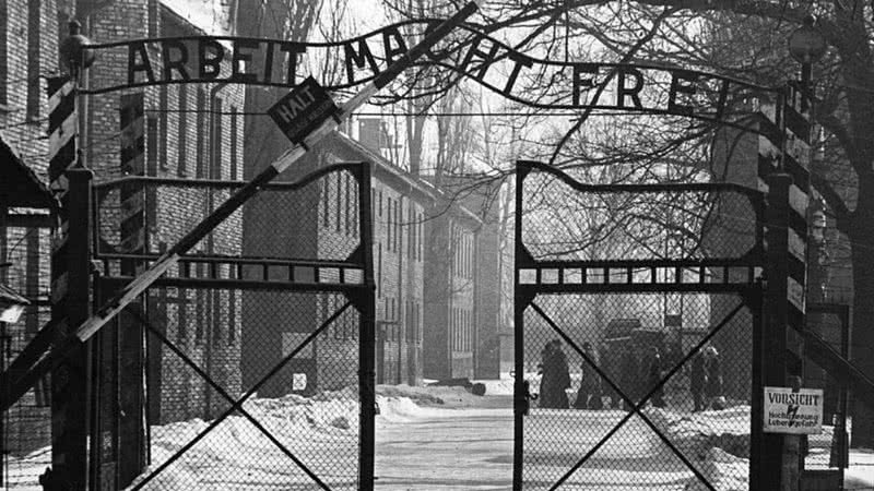 Entrada do campo de concentração de Auschwitz - Getty Images