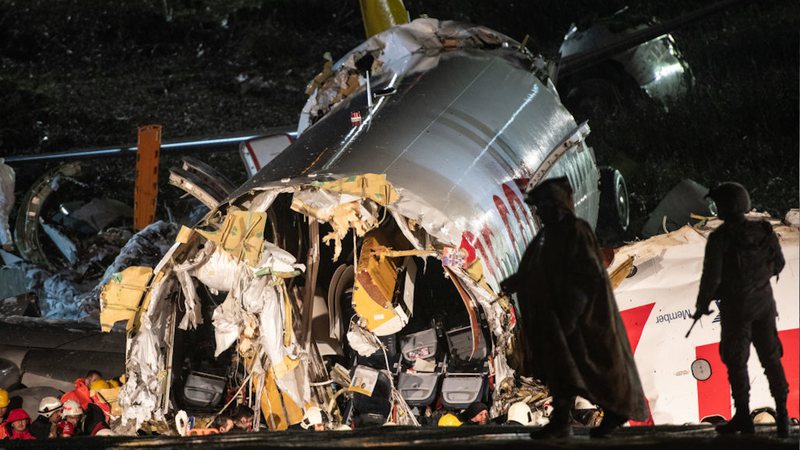 Os destroços do Boeing 737-86J - Getty Images