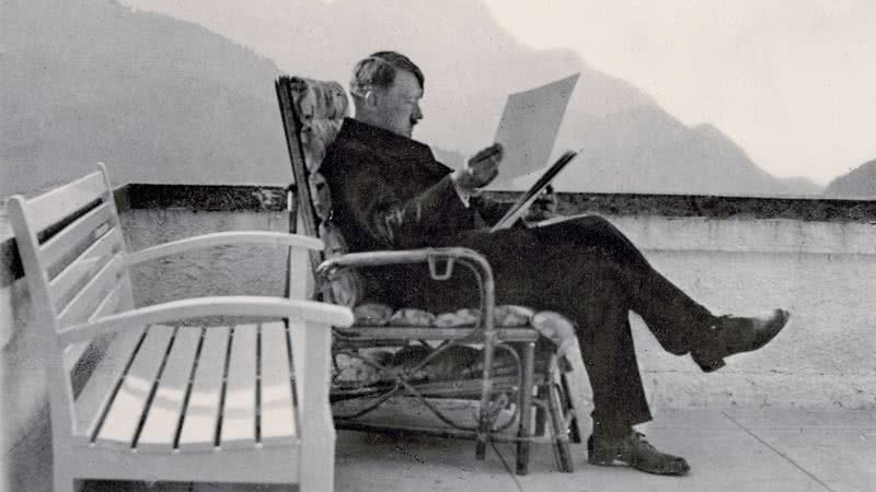 Hitler lendo um jornal na sacada de sua casa na Baviera - Getty Images