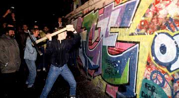 Manifestantes durante a noite que derrubou o muro da vergonha - Getty Images