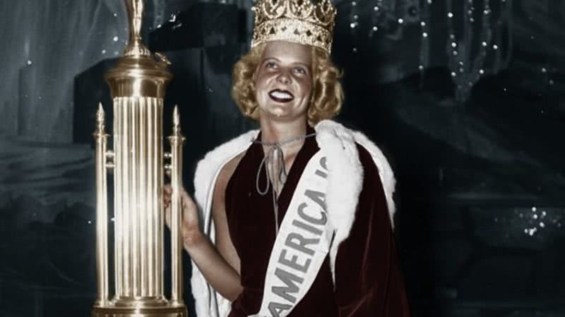 A miss Bette Cooper recebendo sua coroa e troféu de Miss America - Divulgação