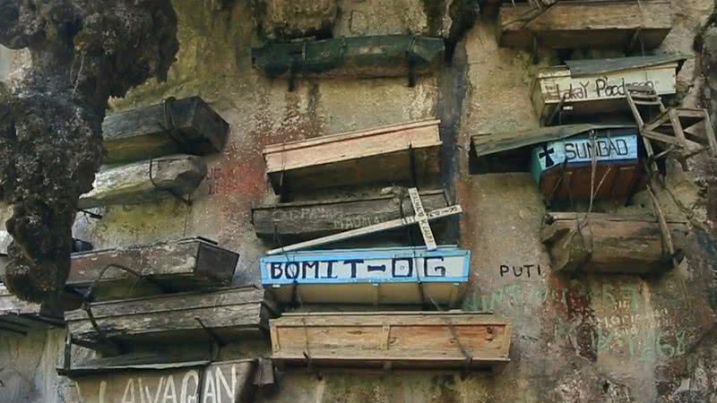 Uma visão parcial dos caixões - Divulgação/Youtube - The Hanging Coffins of Sagada: Hanging With The Dead | Travel The Philippines