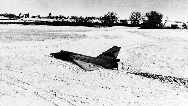 O "Cornfield Bomber" em seu local de descanso - Domínio Público