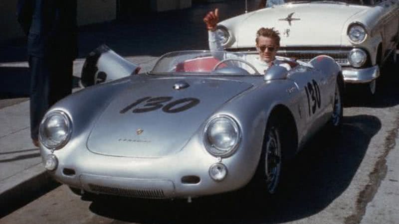 Fotografia de James Dean em seu amado carro - Divulgação/Youtube