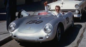 Fotografia de James Dean em seu amado carro - Divulgação/Youtube