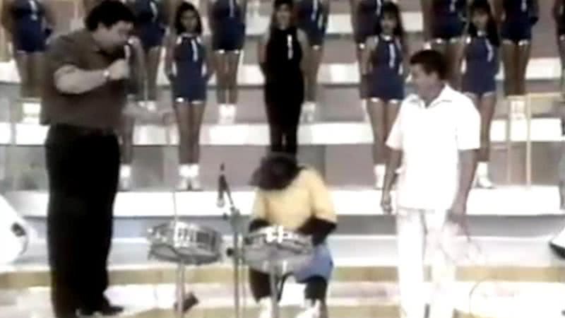 Macaco Jango tocando bateria no Domingão do Faustão, em 1992 - Divulgação