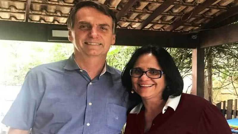 Presidente Jair Bolsonaro ao lado da ministra Damares Alves - Divulgação/Facebook