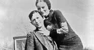 Bonnie Parker posa com seu parceiro Clyde Barrow, em 1932 - Getty Images