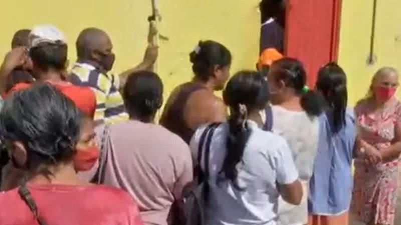 Pessoas na fila para doação de alimento, em Cuiabá - Divulgação/TV Centro América