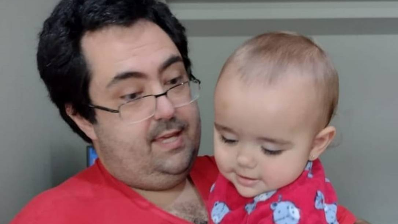 O professor de sociologia, Alessandro Garcia, e sua filha - Divulgação / Arquivo Pessoal