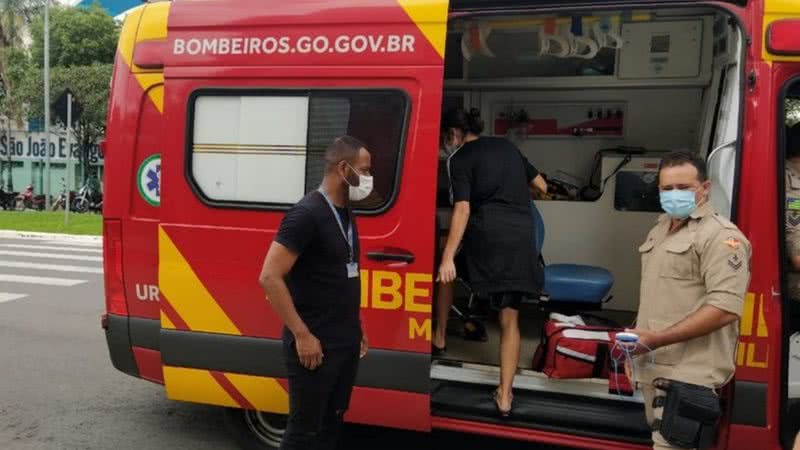 Estudante sendo levado de ambulância, após ser picado - Divulgação/Vanessa Martins/g1 Goiás