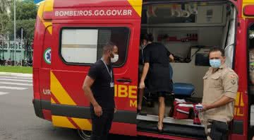 Estudante sendo levado de ambulância, após ser picado - Divulgação/Vanessa Martins/g1 Goiás