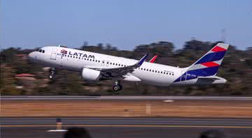 Avião da empresa LATAM durante decolagem - Divulgação / LATAM