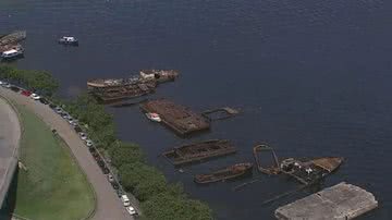 Imagem mostrando embarcações abandonadas na Baía de Guanabara - Divulgação/ Reportagem/ Globo