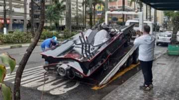 Batmóvel sendo guinchado em avenida movimentada na cidade de Santos, São Paulo - Reprodução/Arquivo Pessoal