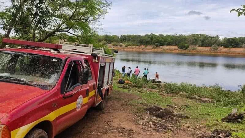 Carro do Corpo de Bombeiros em frente ao lago - Divulgação/Corpo de Bombeiros