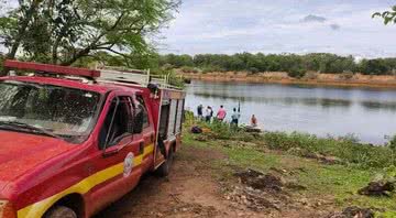 Carro do Corpo de Bombeiros em frente ao lago - Divulgação/Corpo de Bombeiros