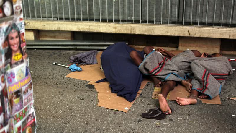 A desigualdade de renda é uma das causas para existirem tantas pessoas em condições de rua no Brasil, como nesta foto tirada no Rio de Janeiro - Getty Images