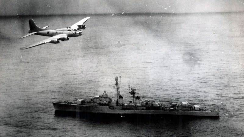 Boeing B-17 da Força Aérea Brasileira voando sobre navio da França - Marine brésilienne / Domínio Público, via Wikimedia Commons