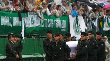 Tropas da Aeronáutica carregam o caixão de uma das vítimas no estádio Arena Conda - Getty Images