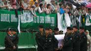 Tropas da Aeronáutica carregam o caixão de uma das vítimas no estádio Arena Conda - Getty Images