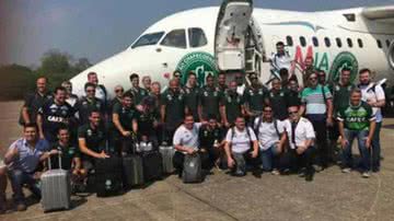 Elenco da Chapecoense em 2016 reunido em frente ao avião da LaMia - Divulgação / Redes sociais