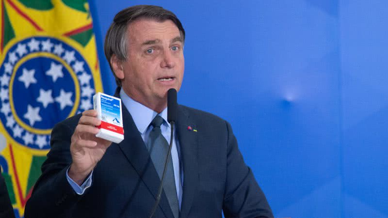 Bolsonaro segura caixa do medicamento cloroquina (2020) - Getty Images