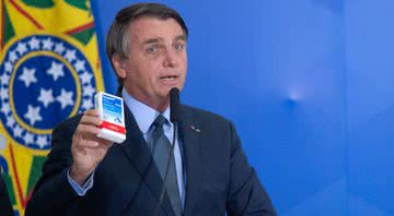 Bolsonaro segura caixa do medicamento cloroquina (2020) - Getty Images