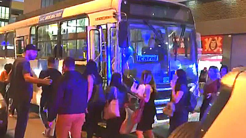 Ônibus conduz integrantes de quadrilha de falso call center - Divulgação / TV Globo