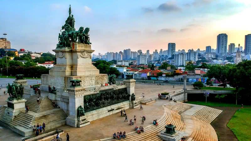 Imagem aérea enfatiza Cripta Imperial em vista para capital paulista - Wikimedia Commons / Igor Rando (CC BY-SA 4.0)