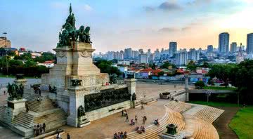 Imagem aérea enfatiza Cripta Imperial em vista para capital paulista - Wikimedia Commons / Igor Rando (CC BY-SA 4.0)