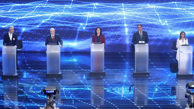 Candidatos durante debate presidencial da Bandeirantes - Getty Images