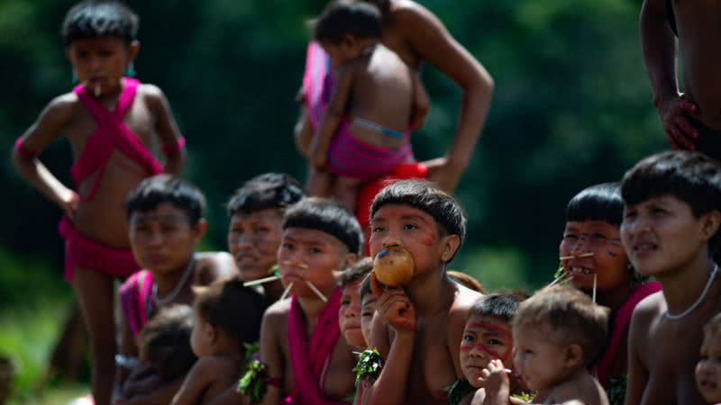 Crianças yanomami esperando pela chegada de profissionais de saúde durante pandemia de covid-19 - Andressa Anholete/Getty Images