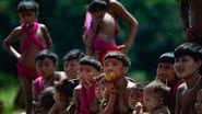 Crianças yanomami esperando pela chegada de profissionais de saúde durante pandemia de covid-19 - Andressa Anholete/Getty Images