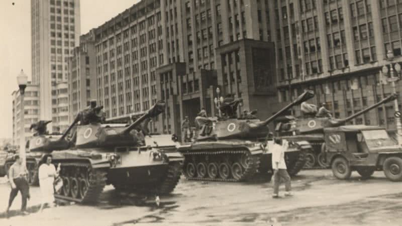 Imagem mostra tanques no Rio de Janeiro, no dia 2 de abril de 1964. - Arquivo Nacional