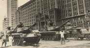 Tanques na Avenida Presidente Vargas, no Rio de Janeiro, em 2 de abril de 1964 - Arquivo Nacional, via Wikimedia Commons