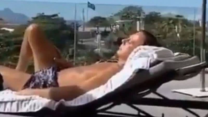 João Dória tomando sol - Divulgação/O Globo