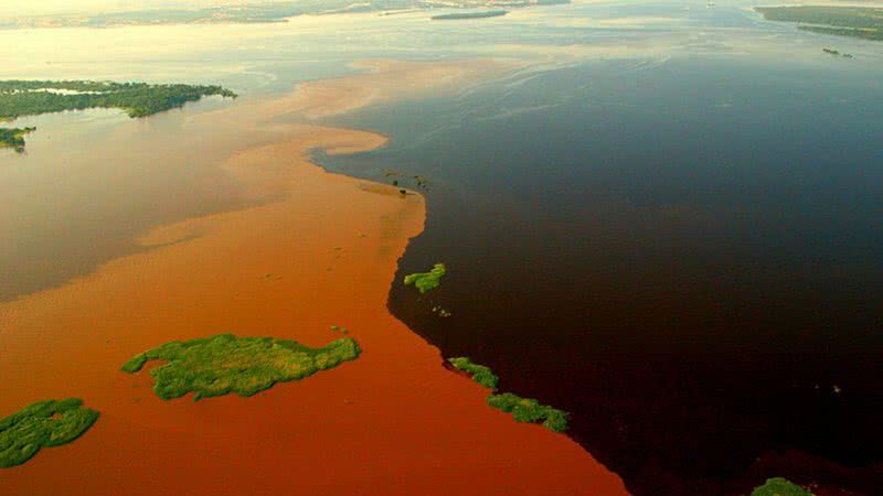 Encontro das Águas, fenômeno que acontece entre os rios Tapajós e Amazonas - Foto por James Martins pelo Wikimedia Commons