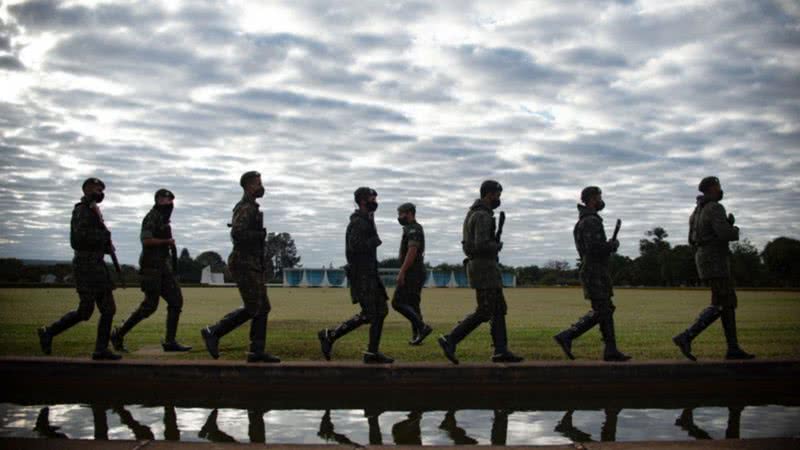 Membros do Exército caminham no Palácio da Alvorada - Getty Images